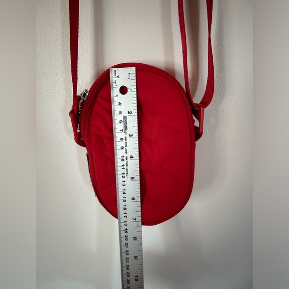 Lululemon TEAM CANADA 22 Future Legacy Crossbody Bag CRMS Crimson Red Like New - Picture 10 of 10